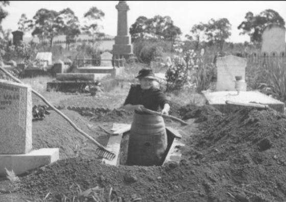 josephine-smith-digging-a-grave-at-drouin-cemetery-1944-age-84